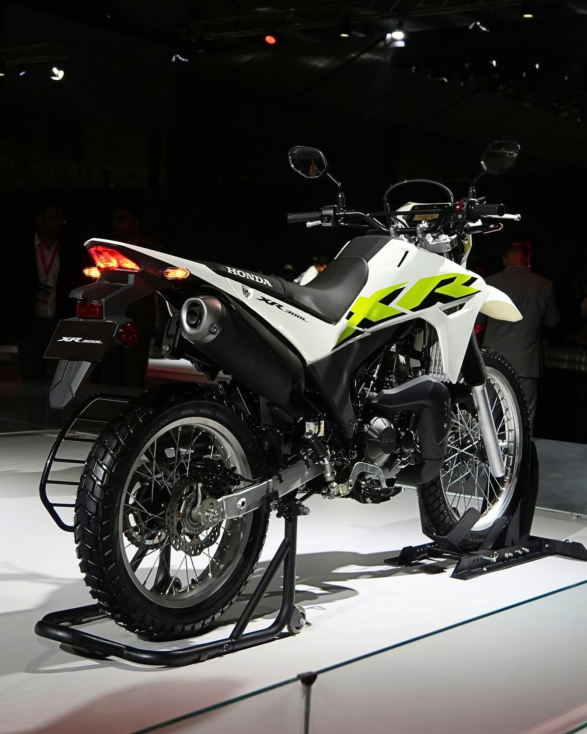 Honda ra mắt ‘vua côn tay’ mới giá 55 triệu đồng: Có động cơ 293cc, ABS 2 kênh xịn hơn Winner R và Yamaha Exciter ảnh 3