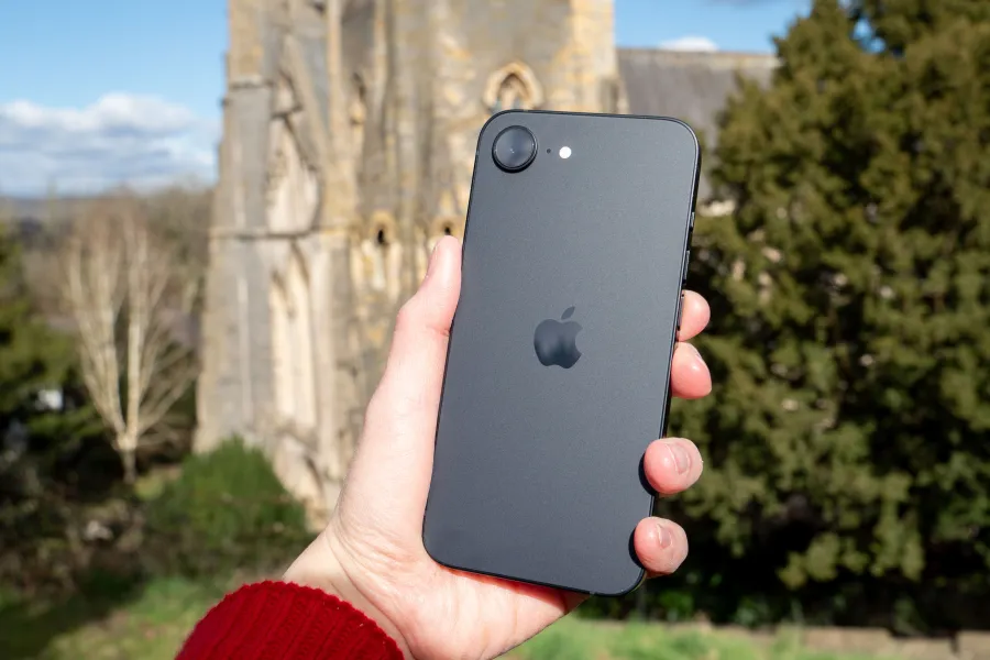 gia-iphone-16e-1791344175.png