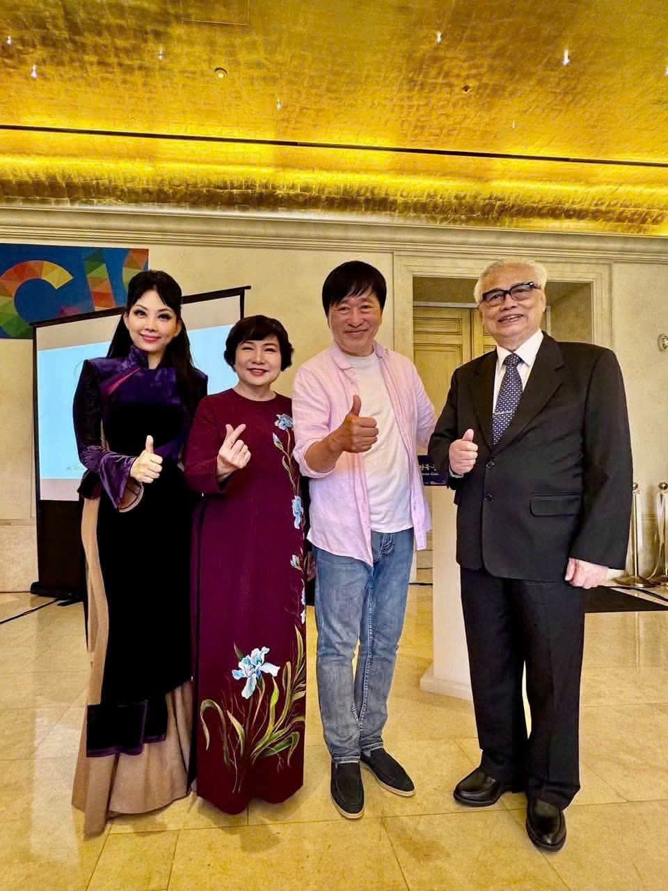 quynh-paris-va-nhung-nguoi-ban-1791386226.jpg