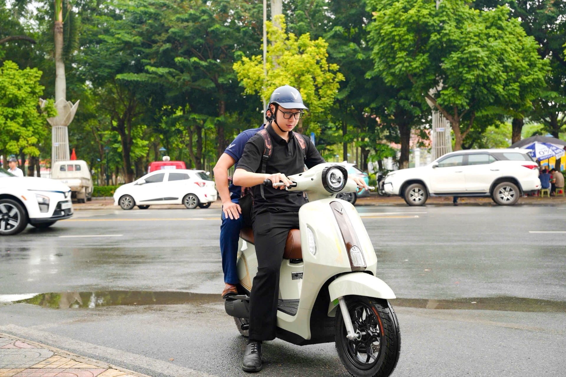 lai-thu-xe-may-dien-vinfast-1791638031.jpg