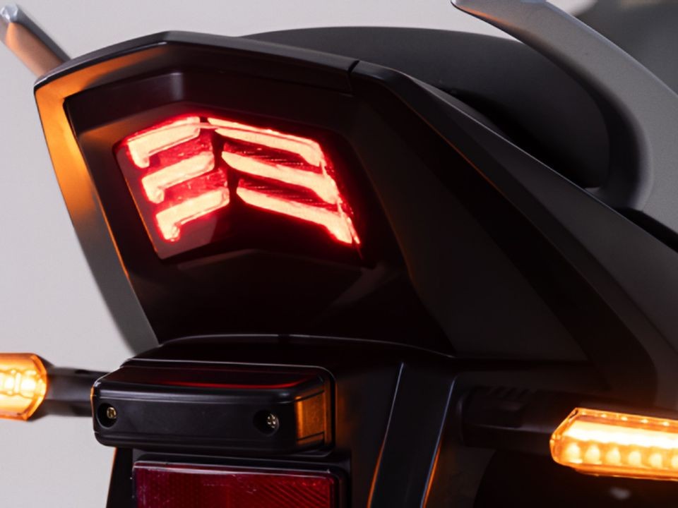 ‘Vua côn tay’ mới đã về đại lý: Thiết kế khác hẳn Yamaha Exciter, động cơ 170cc mạnh mẽ hơn Honda Winner R, giá hấp dẫn ảnh 5