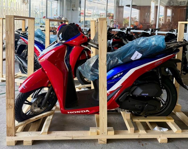 Honda SH phiên bản mới đẹp long lanh đã cập bến đại lý Việt: Có màn hình TFT, ABS 2 kênh và HSTC, giá rẻ ảnh 1