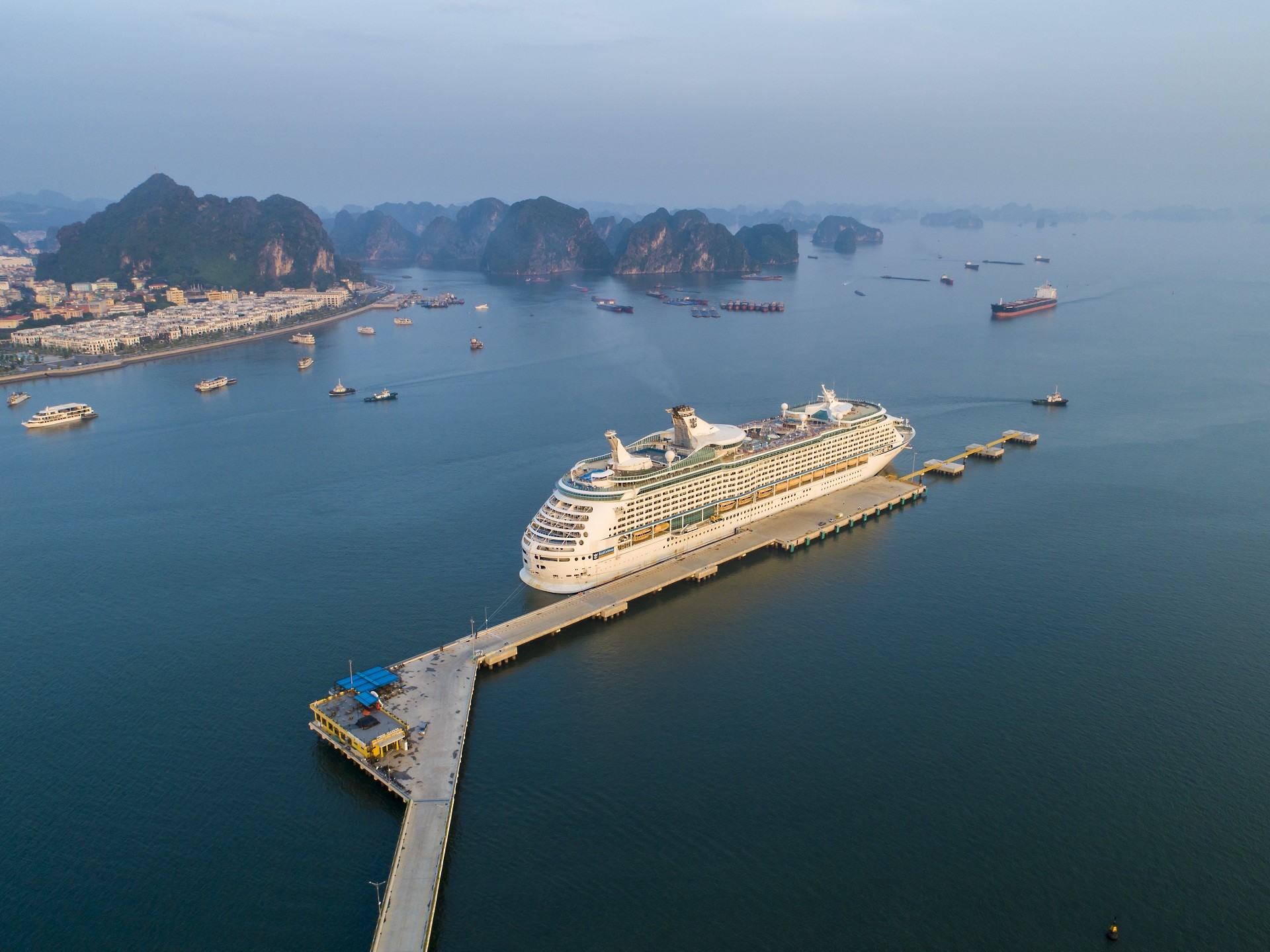 cang-tau-khach-quoc-te-ha-long-1791956604.jpg