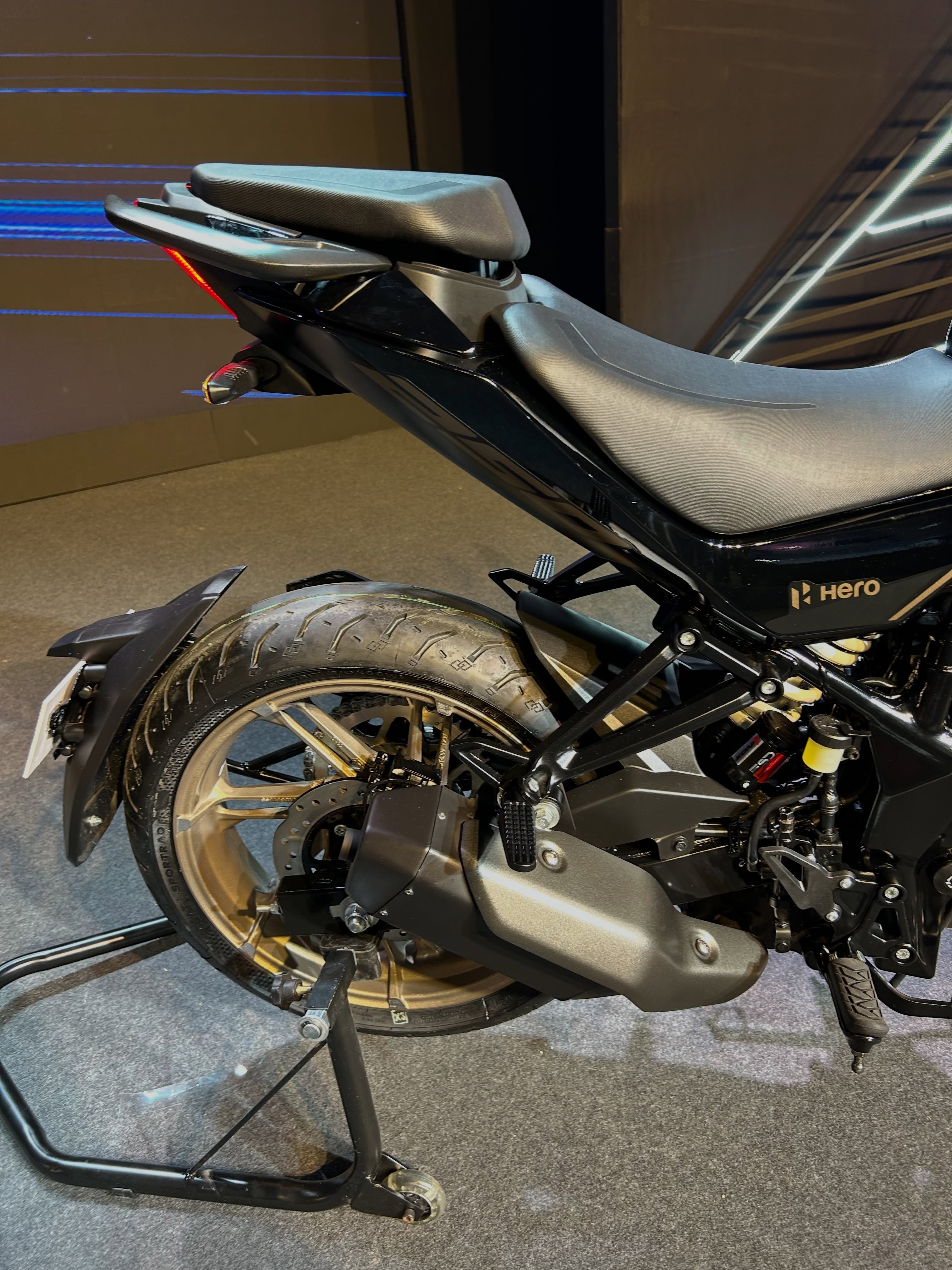 Chính thức ra mắt ‘vua côn tay’ 250cc mới: Mạnh hơn Yamaha Exciter và Honda Winner R, có ABS 2 kênh, giá 54 triệu đồng ảnh 6