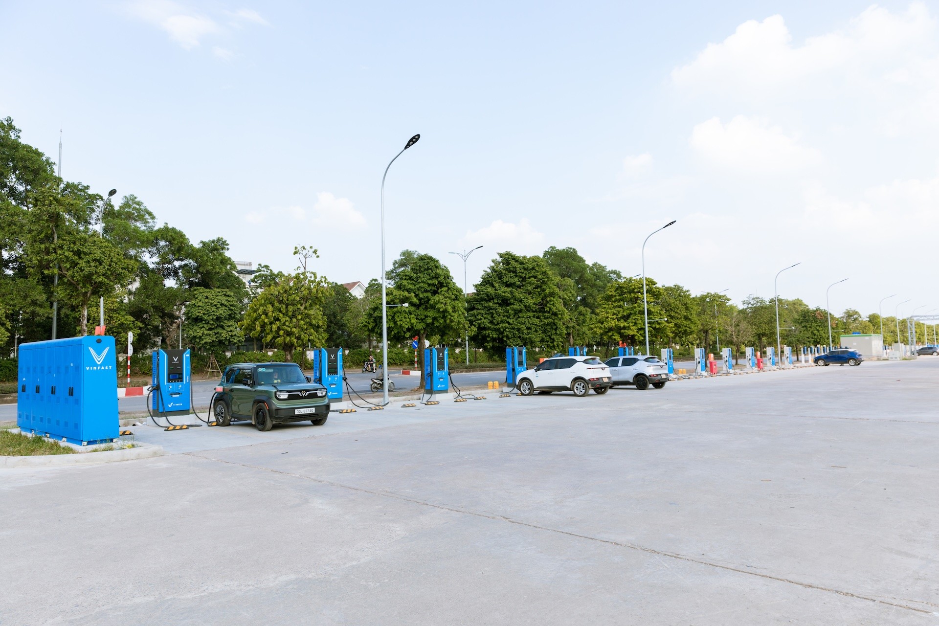 tram-sac-o-to-dien-v-green-lon-nhat-viet-nam-1792660296.jpeg
