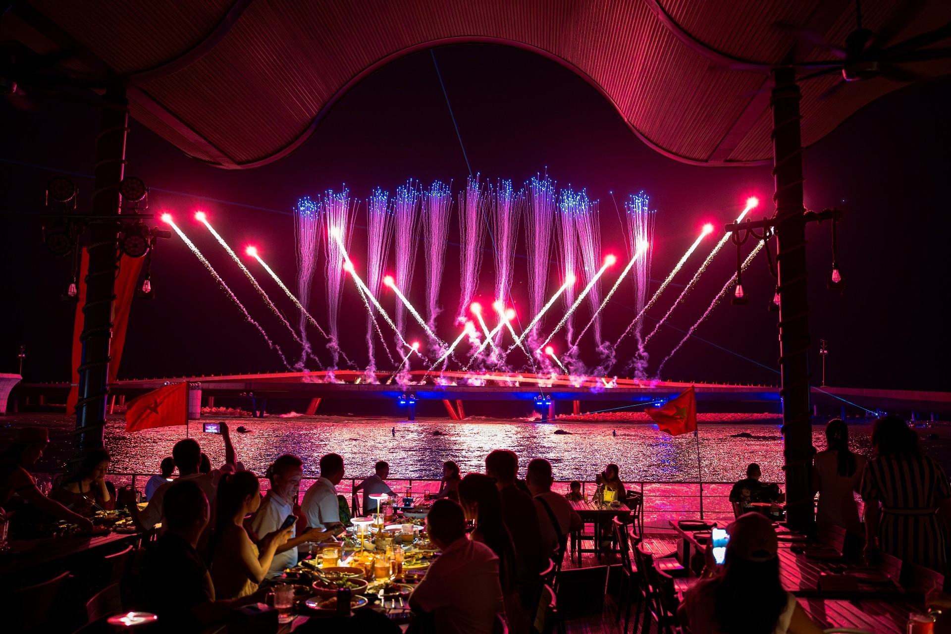 xem-show-symphony-of-the-sea-1792733699.jpg