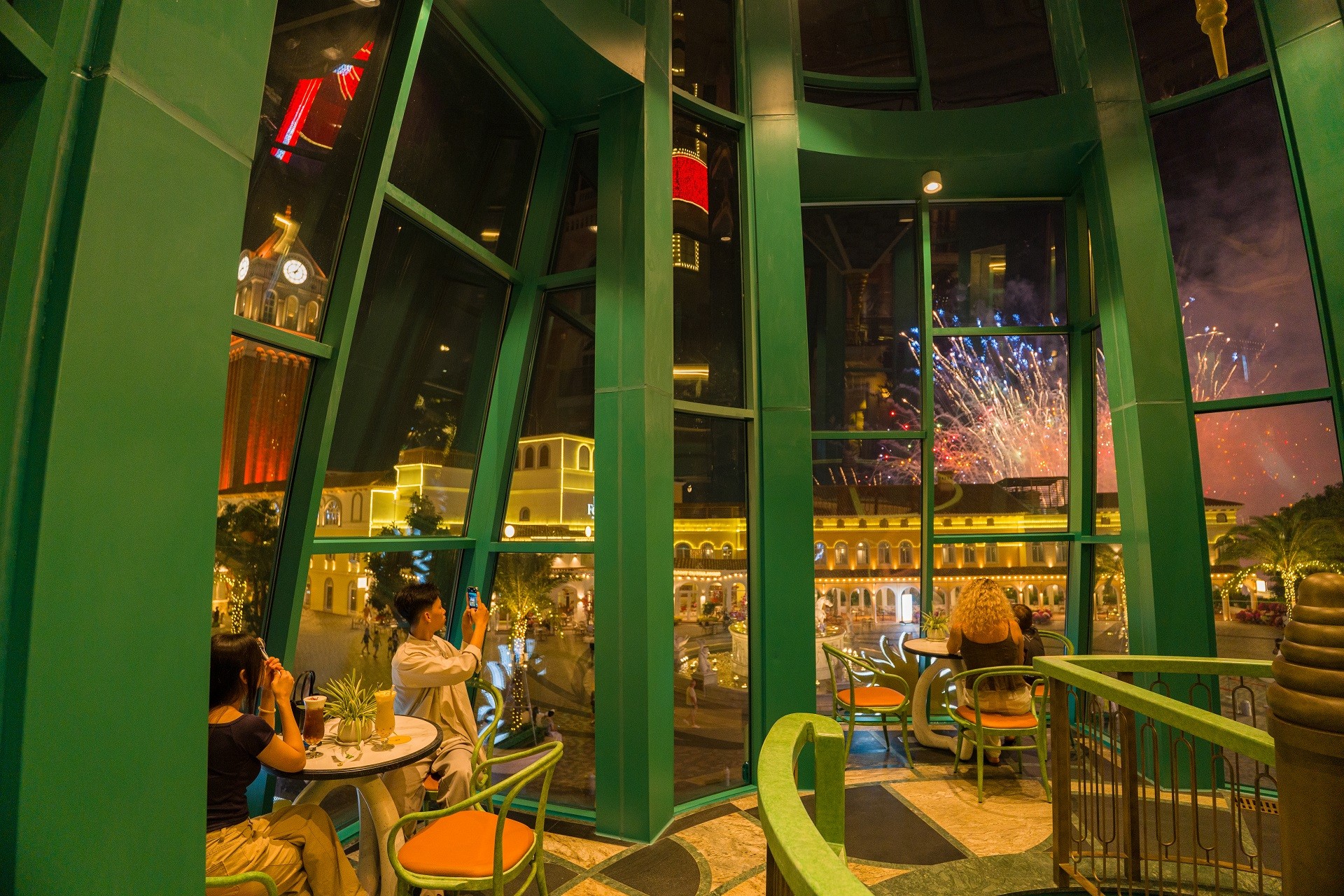 ngam-phao-hoa-apollo-cafe-phu-quoc-1793282087.jpg