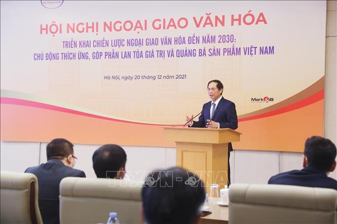 Phát huy tinh thần, bản sắc văn hóa Việt Nam trong hội nhập quốc tế