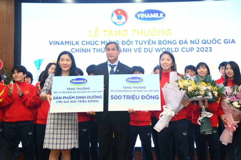 Vinamilk trao thưởng 500 triệu đồng và 2 năm sử dụng sản phẩm dinh dưỡng cho đội tuyển bóng đá nữ