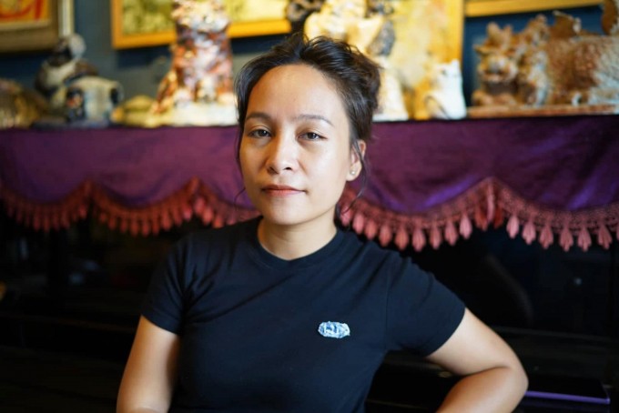Nữ họa sĩ Nguyễn Thị Thu Hiền chấm phá nắng nghiêng lưng trời