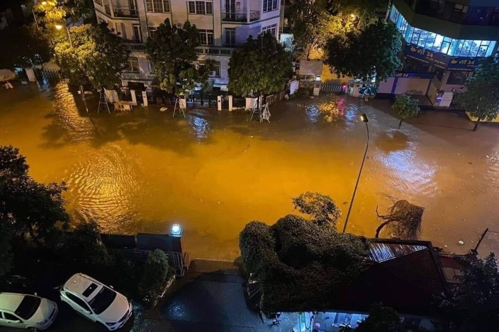 Hà Nội và các tỉnh miền Bắc hứng mưa lớn trong đêm, nhiều nơi ngập lụt