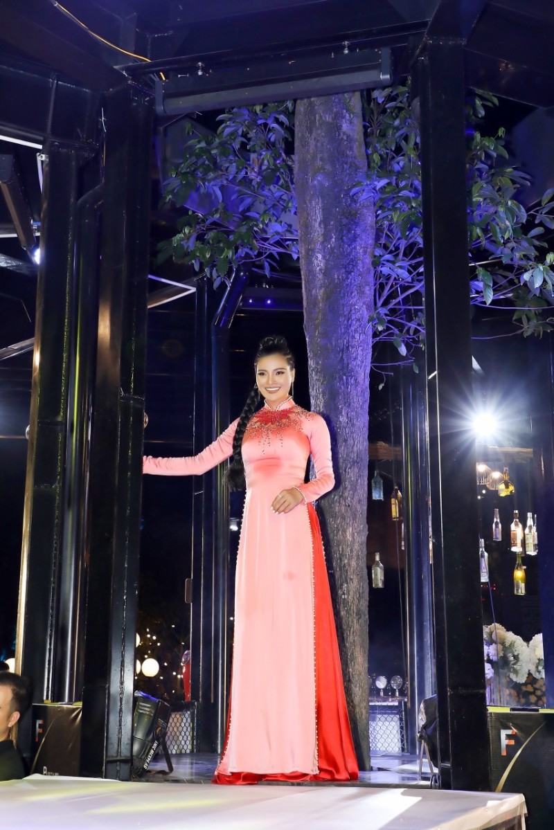 Á hậu Hà Linh thăng hạng nhan sắc trong sự kiện Party and Fashion "Đêm huyền diệu"