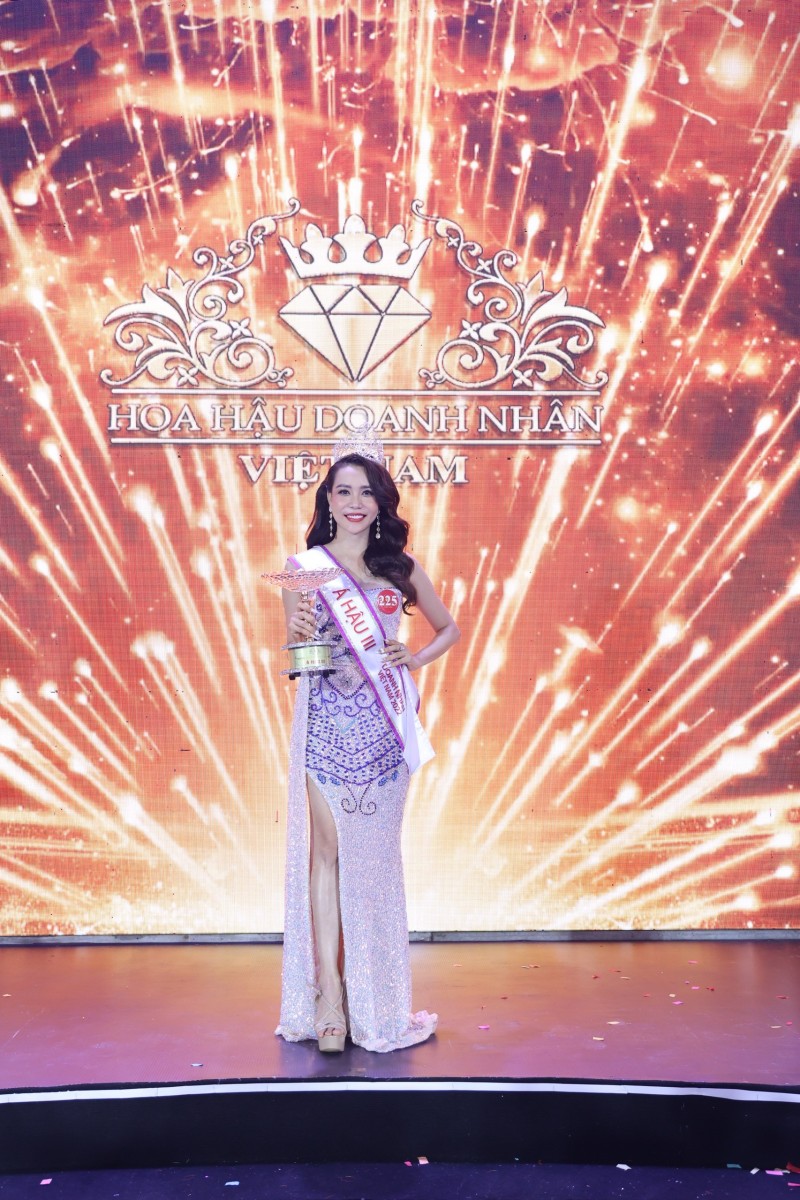 Doanh nhân Lê Nhật Lâm đăng quang Á hậu 3 cuộc thi Hoa hậu Doanh nhân Việt Nam 2022