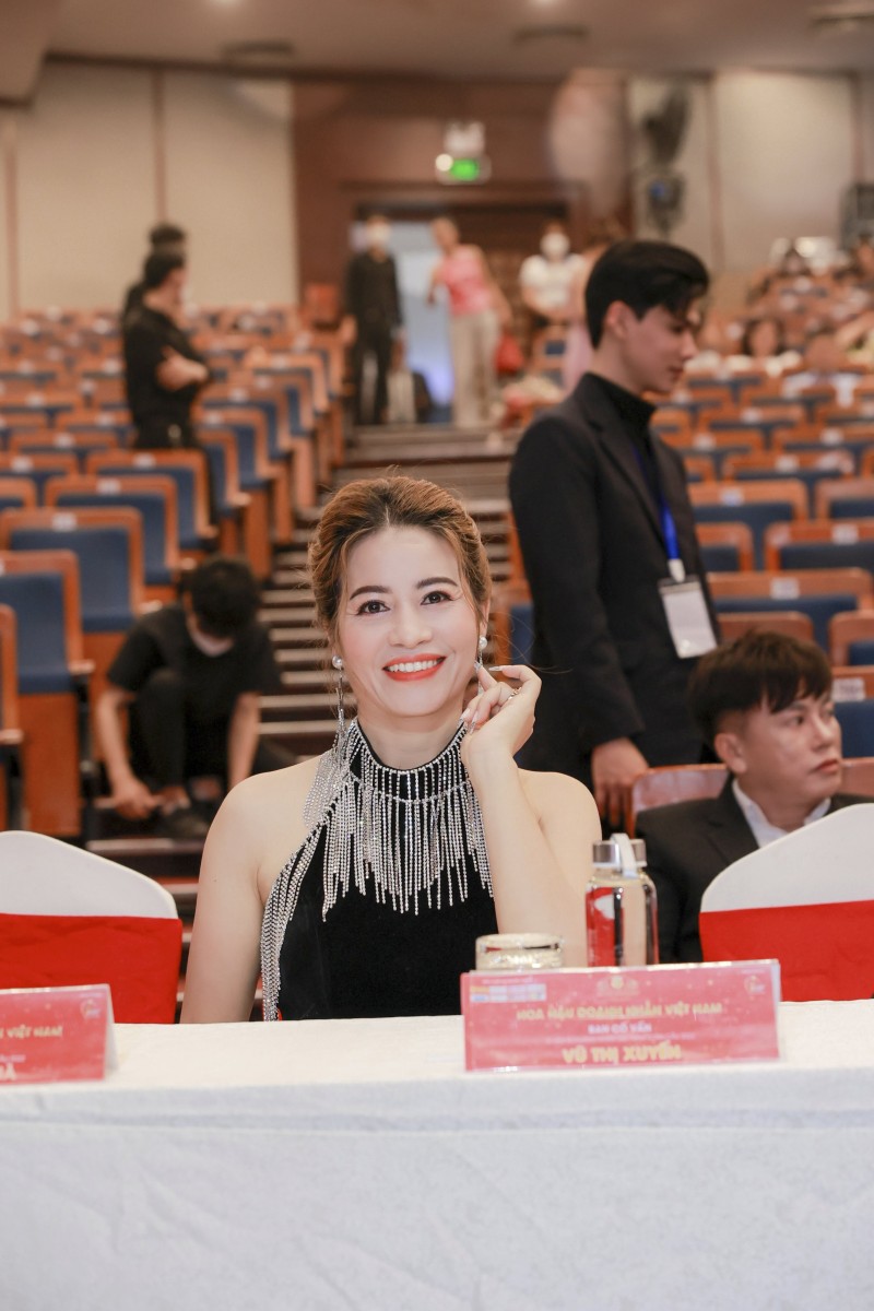 Á hậu Vũ Thị Xuyến xuất hiện rạng rỡ trong đêm chung kết Hoa hậu Doanh nhân Việt Nam 2022