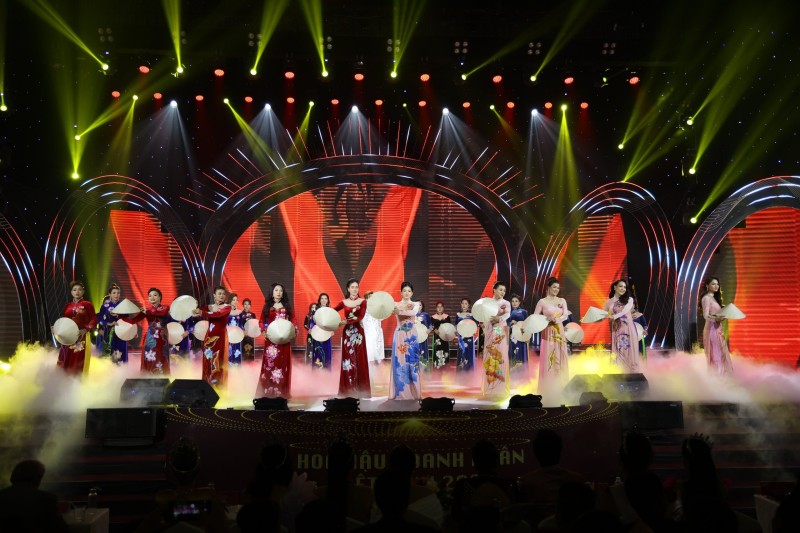 NTK Đức Minh mang BST áo dài độc đáo đến đêm chung kết cuộc thi HHDN Việt Nam 2022