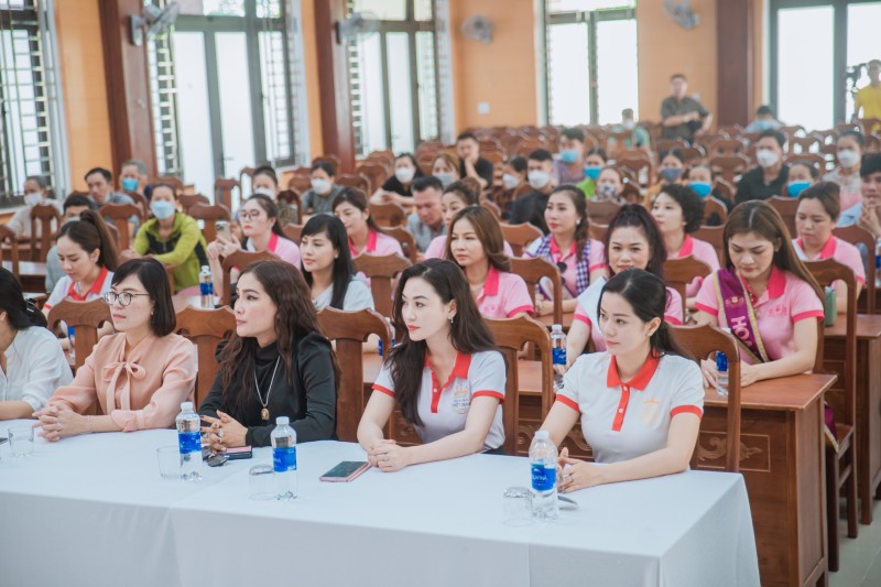 Á hậu Lê Xuân Tâm chung tay giúp đỡ những hộ gia đình khó khăn tại Đà Nẵng