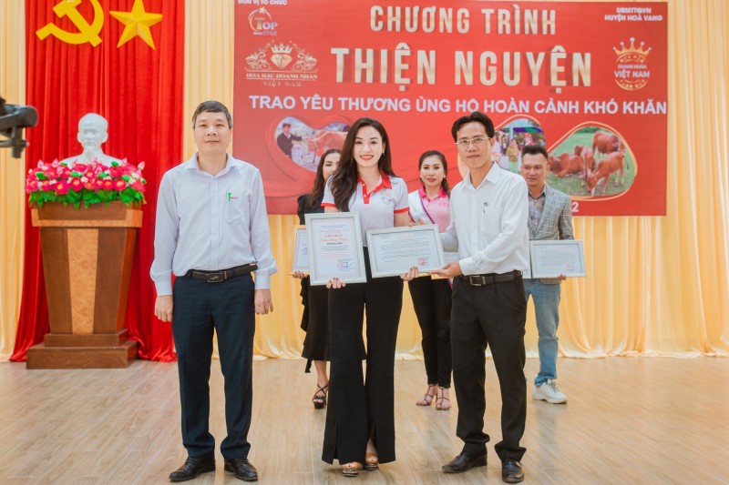Hoa hậu Doanh nhân Việt Nam Toàn cầu 2020 Vũ Ngọc Anh đồng hành cùng BTC cuộc thi trong hành trình thiện nguyện sau khi kết thúc nhiệm kì