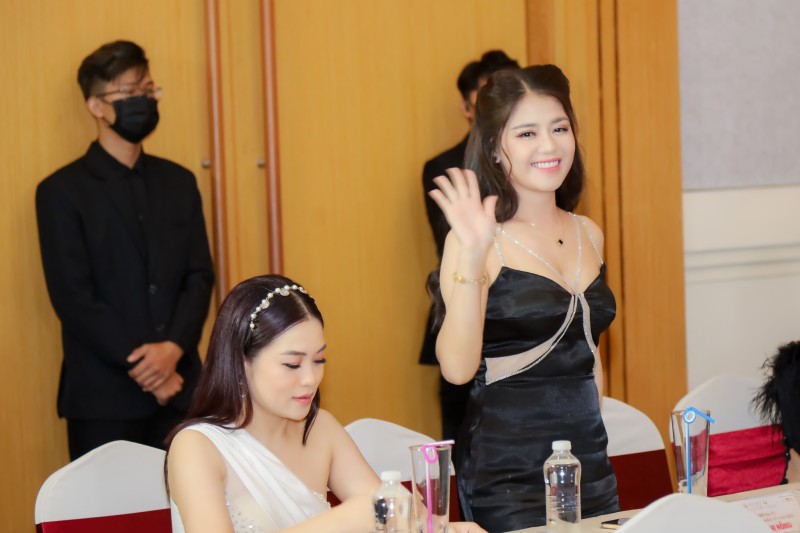 Người đẹp dạ hội Nguyễn Thị Hồng diện đầm dây sang trọng tham dự casting Hoa hậu thương hiệu Việt Nam 2022