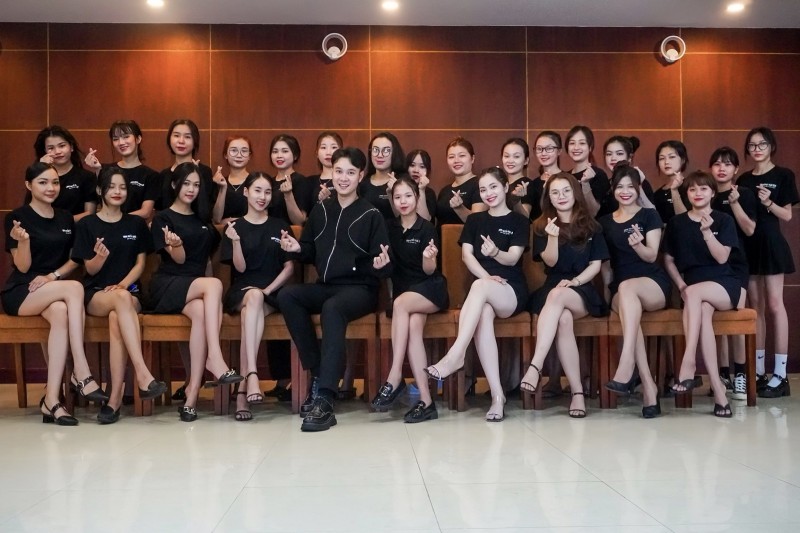 Team Makeup Thịnh Nguyễn đồng hành cùng các thí sinh cuộc thi Hoa hậu Việt Nam Thời đại mùa giải đầu tiên