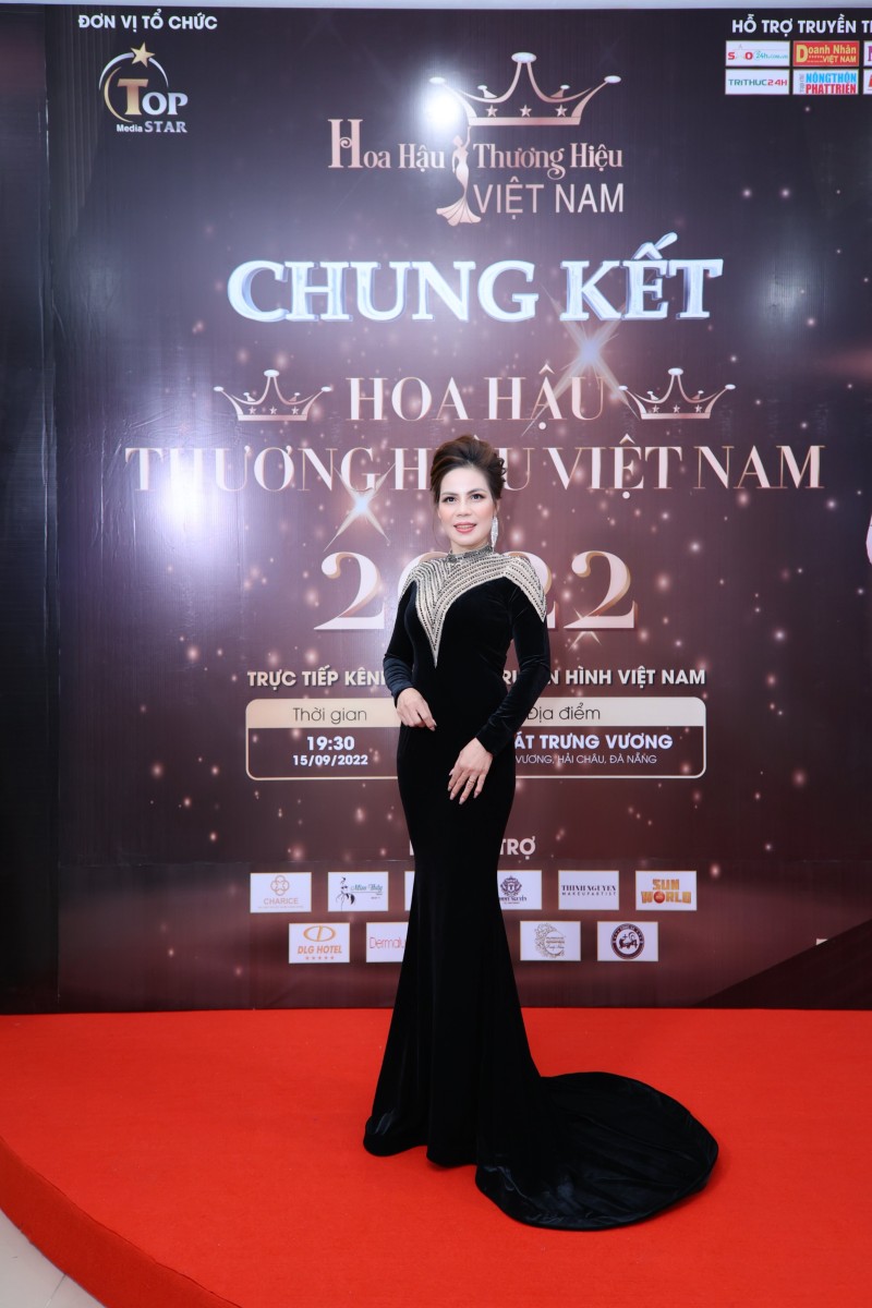 NTK Bích Thủy mang đến sự thanh lịch cho dàn thí sinh trong đêm chung kết cuộc thi Hoa hậu Thương hiệu Việt Nam 2022
