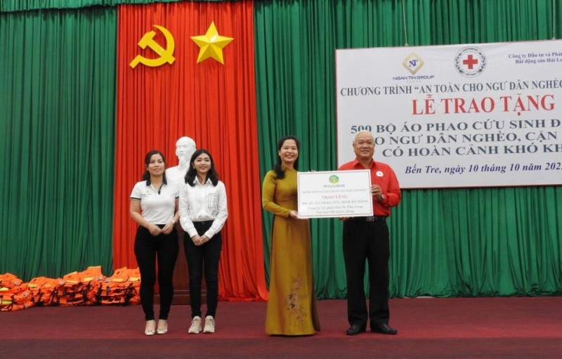 Bến Tre: Doanh nghiệp trao tặng 500 bộ áo phao cứu sinh cho bà con, ngư dân có hoàn cảnh khó khăn
