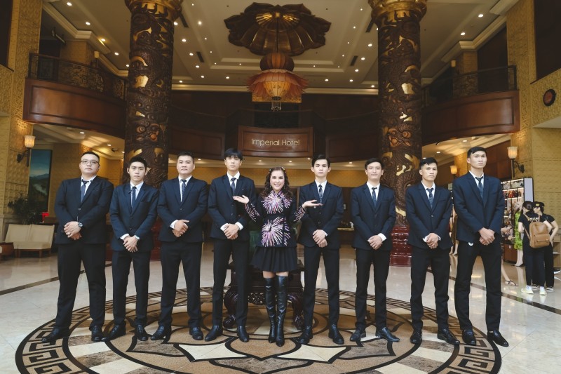 Chủ tịch Đặng Gia Bena xuất hiện đầy cá tính đón dàn thí sinh Hoa hậu Doanh nhân Châu Á Việt Nam
