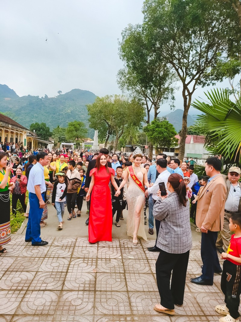 Sau đăng quang, Hoa hậu Lê Thị Lan về quê Nghệ An làm từ thiện