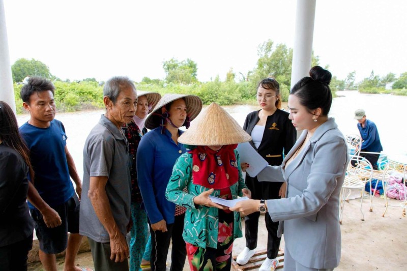 Hoa hậu Lý Kim Ngân mang những phần quà ý nghĩa trao tay cho người dân đang gặp khó khăn