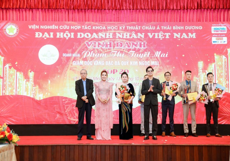 Doanh nhân Phạm Thị Tuyết Mai nhận vinh danh tại Đại hội Doanh nhân Việt Nam 2023