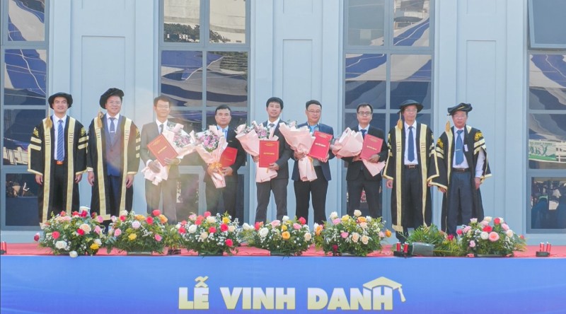 Lễ vinh danh cho hơn 850 tân thạc sĩ, kỹ sư, cử nhân và sinh viên ưu tú tại UTH