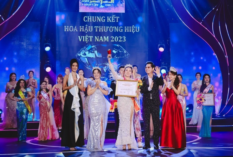 Thi trên sân nhà, doanh nhân Đặng Thị Yên Oanh cán đích Á hậu 3 Hoa hậu Thương hiệu Việt Nam 2023