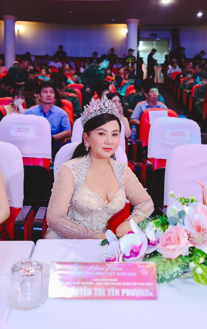 Hoa hậu Thiện nguyện Yến Phượng khoe nhan sắc ngọt ngào trên ghế 'nóng'