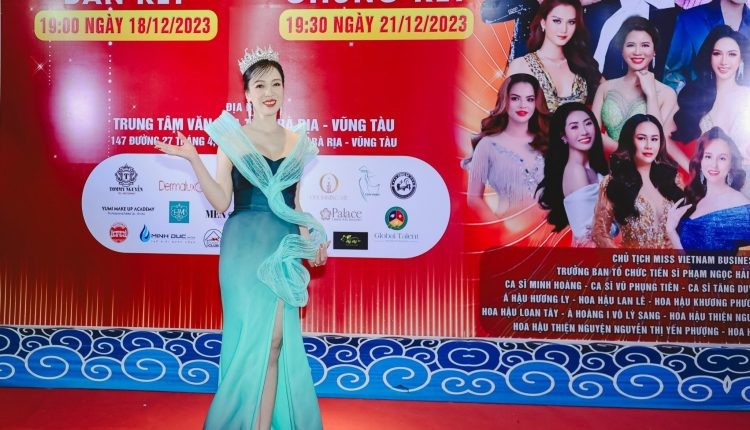 Á hậu 3 Lê Thị Khánh Vân xuất hiện rạng rỡ tại chung kết Hoa hậu Thương hiệu Việt Nam 2023