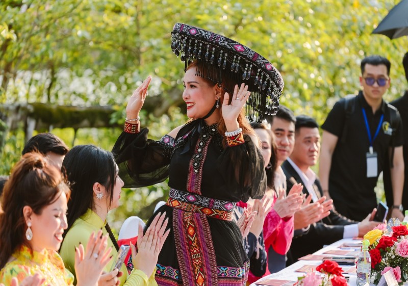 Mãn nhãn với màn chào sân trình diễn thời trang của thí sinh Hoa hậu Doanh nhân Việt Nam 2024