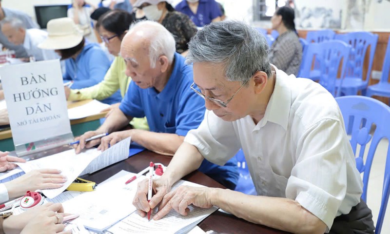 Khuyến khích nhận lương hưu qua tài khoản