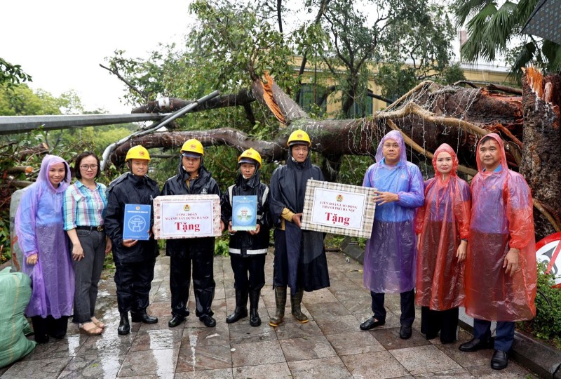 Liên đoàn lao động TP Hà Nội động viên công nhân ngành xây dựng khắc phục hậu quả do bão số 3 gay ra