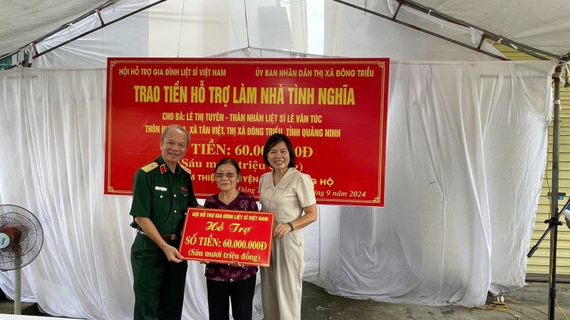Hội Hỗ trợ gia đình liệt sĩ Việt Nam trao kinh phí hỗ trợ xây dựng nhà tình nghĩa cho thân nhân liệt sĩ