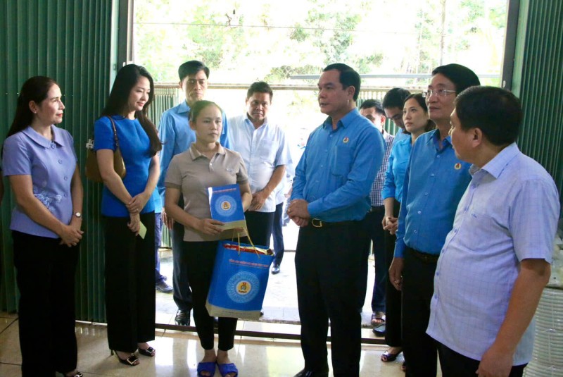 Hỗ trợ trẻ em mồ côi do Bão số 3 sổ tiết kiệm “Công đoàn cùng con tiếp bước”