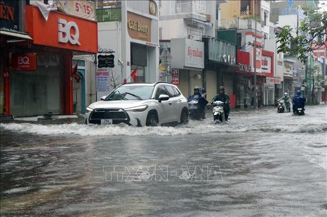 Mưa lớn mấy ngày liên tiếp gây nhiều thiệt hại tại các tỉnh miền Trung