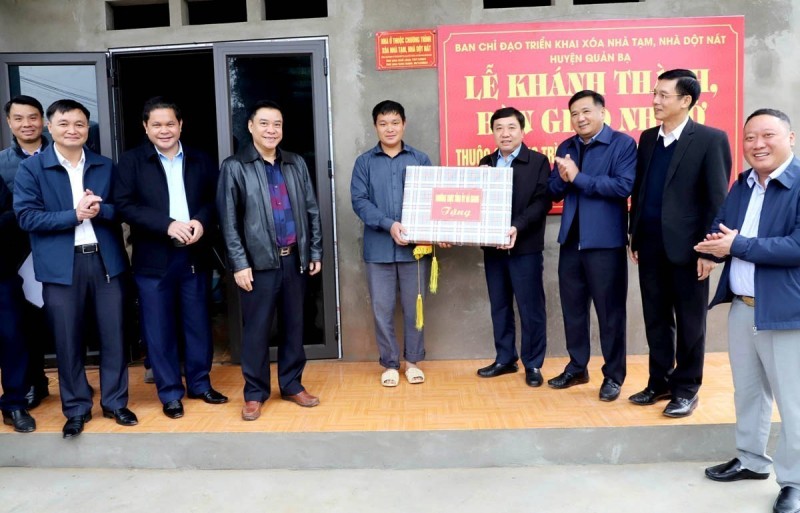 Mang mái ấm cho đồng bào đón Tết
