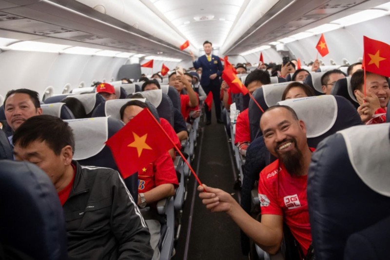 Hàng nghìn cổ động viên lên đường sang Thái Lan cổ vũ đội tuyển Việt Nam đá chung kết lượt về