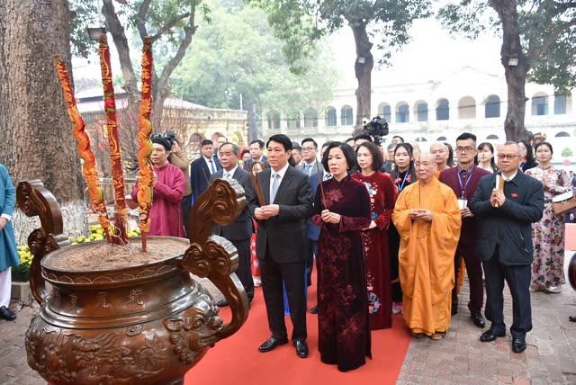 Chủ tịch nước và phu nhân cùng kiều bào thực hiện nghi thức thả cá chép tiễn ông Công, ông Táo tại Ao cá Bác Hồ