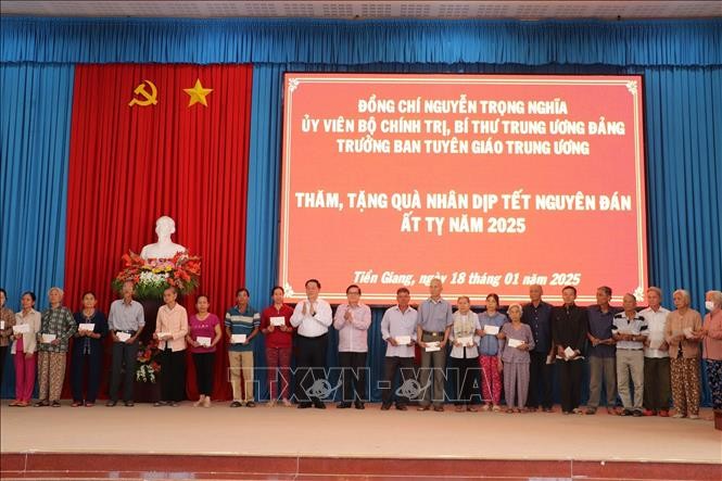 Hoạt động thăm hỏi, tặng quà Tết cho các gia đình chính sách, người lao động khó khăn