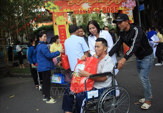 Các đối tượng bảo trợ xã hội, có hoàn cảnh khó khăn được chăm lo trong dịp Tết