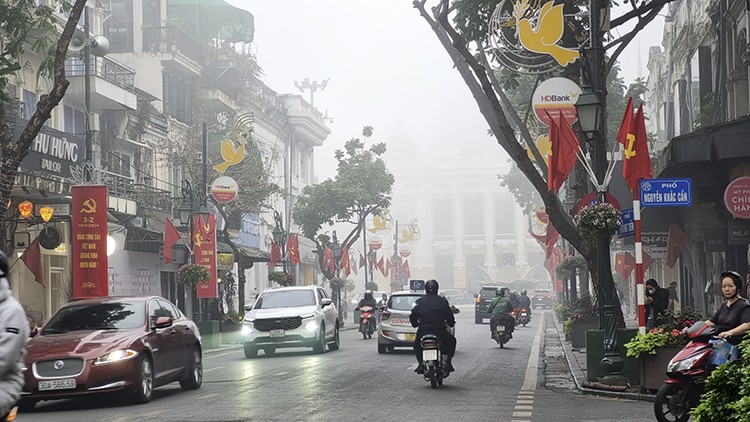Bắc Bộ sáng sớm có sương mù, mưa phùn, Nam Bộ có nơi nắng nóng