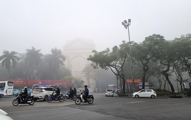 Bắc Bộ sáng sớm sương mù và mưa phùn, Nam Bộ có nơi nắng nóng