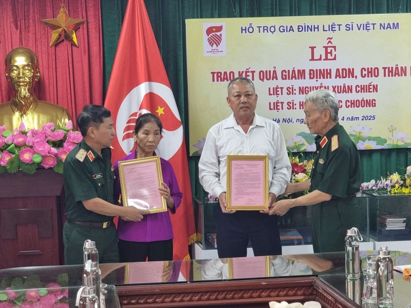 Trao kết quả giám định ADN cho thân nhân liệt sĩ, được gia đình đón về quê nhà