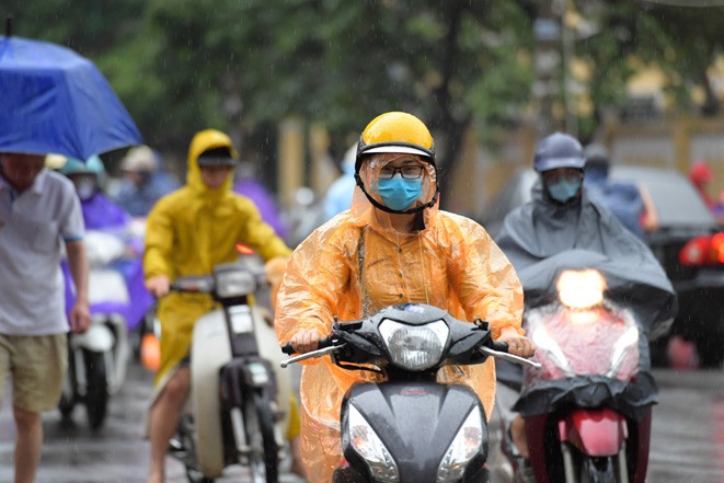 Cảnh báo mưa lớn, lốc xoáy và gió giật mạnh tại nhiều khu vực
