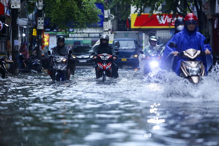 Bắc Bộ và Thanh Hóa tiếp tục mưa to, cảnh báo lốc, sét và gió giật mạnh