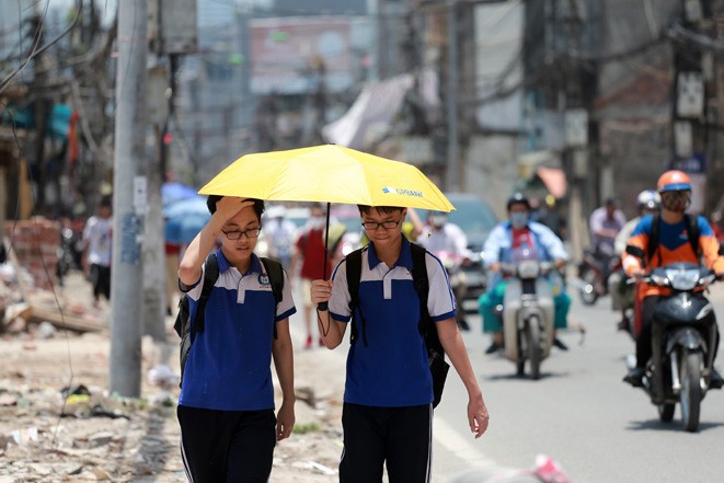 Nắng nóng kéo dài từ Thanh Hóa đến Phú Yên, Nam Bộ mưa dông rải rác